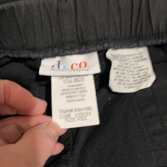 Denim & Co black jeans zipper with stretch back. Excellent Condition petite 2x. - Picture 3 of 7